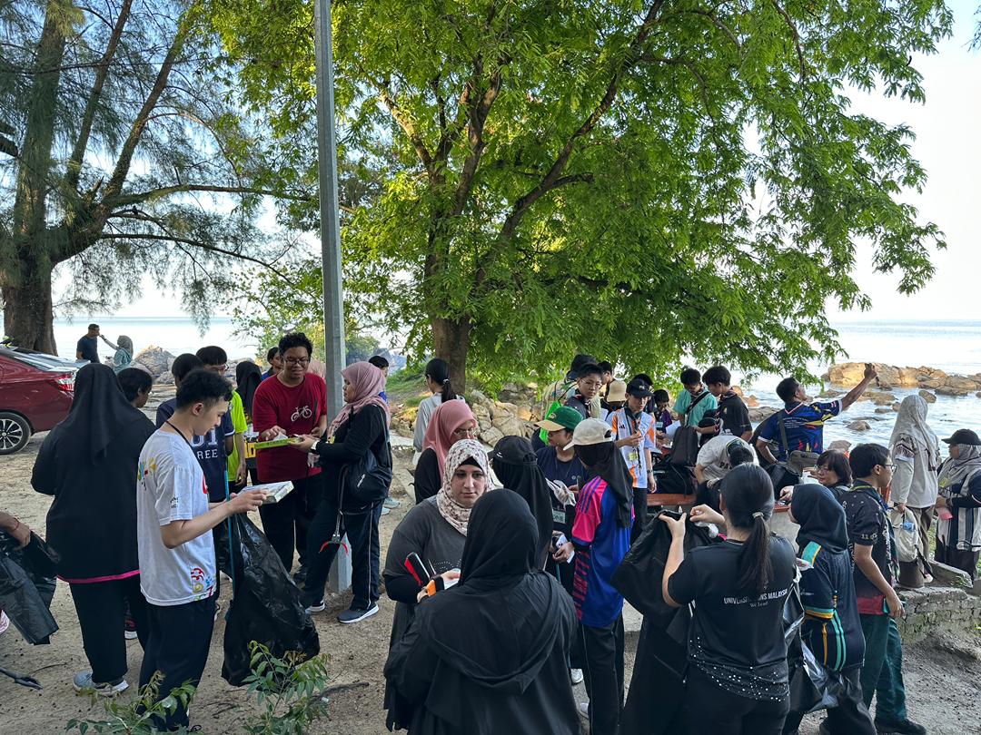 BEACH CLEAN UP BUILDS NETWORK AND RESPONSIBILITIES 2
