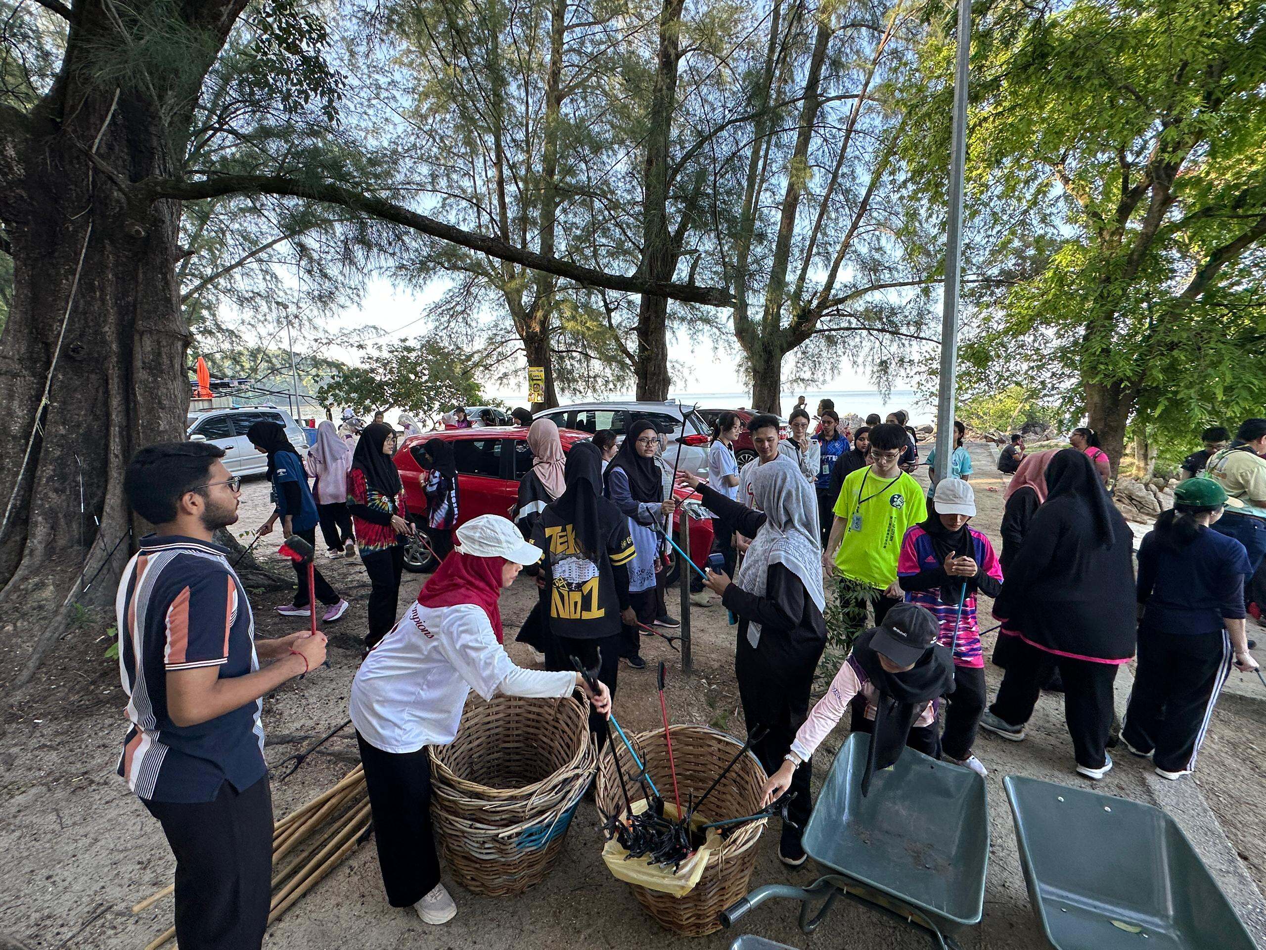BEACH CLEAN UP BUILDS NETWORK AND RESPONSIBILITIES 6