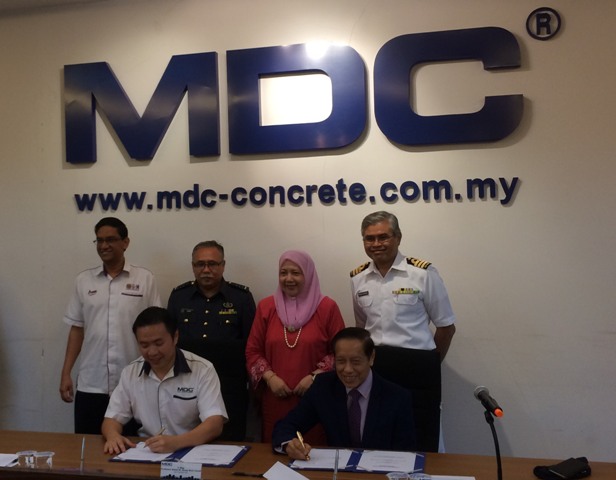 Ketua Pegawai Eksekutif MDC besama Penagrah Usains Holding Sdn Bhd. Dato Syed Mohamad Syed Murtaza menandatangani Memorandun Perkomersialan dan Perlesenan berjumlah RM100000.00