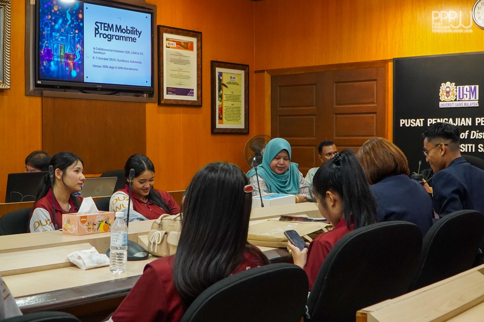 Gambar kenangan delegasi Walailak University dan PPPJJ USM