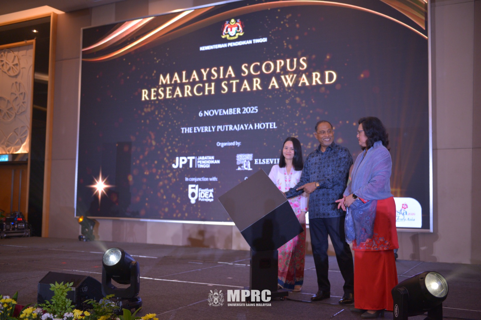 PHOTO 2025 11 06 23 33 19