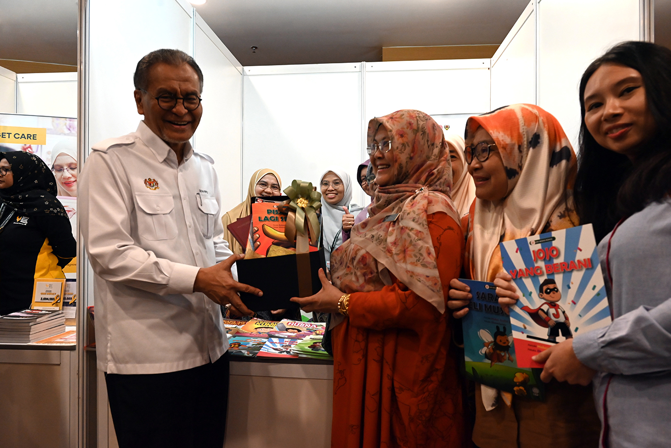 Penyampaian cenderahati oleh Puan Fauzilahyatun Mustafa Pengarah Jabatan Dasar dan Penyelidikan Dewan Bahasa Pustaka