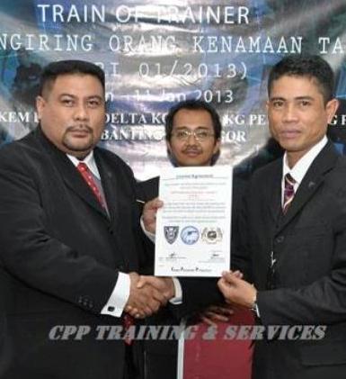 Kebanggaan USM En. Razak menerima Sijil Kejurulatihan Pengiring Orang Kenamaan POK daripada En. Manan CEO CPPTS