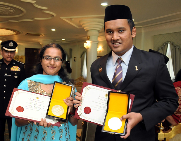 Usm News Portal Tuanku Canselor Sempurnakan Penganugerahan Anugerah Pelajaran Diraja Di Istana Arau Serentak Terima