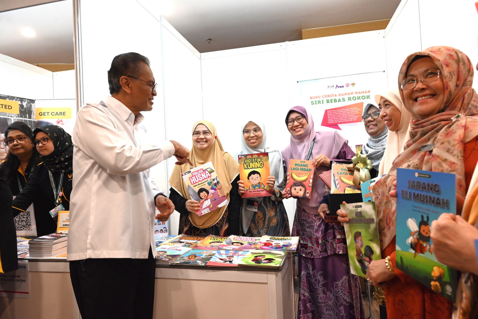 thumbnail Lawatan YB Menteri Kesihatan ke reruai jualan buku PRN bertemu penulis dan penyunting buku