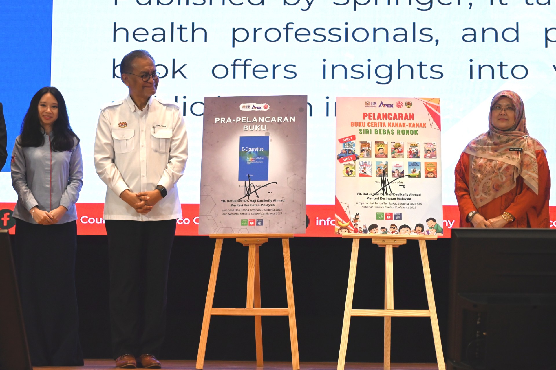 thumbnail Pelancaran buku oleh YB Menteri Kesihatan dengan disaksikan oleh Dr Nur Azzalia Pengarah Pusat Racun Negara dan Puan Fauzilahyatun Pengarah Jabatan Dasar dan Penyelidikan DBP